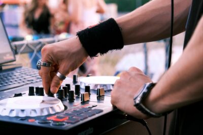 Het weekendritueel hoe hardstylefans ontspannen voordat de bas begint