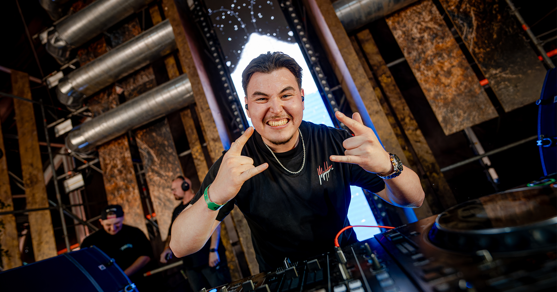 BMBERJCK over zijn debuutalbum: “Achter elke plaat zit een verhaal”